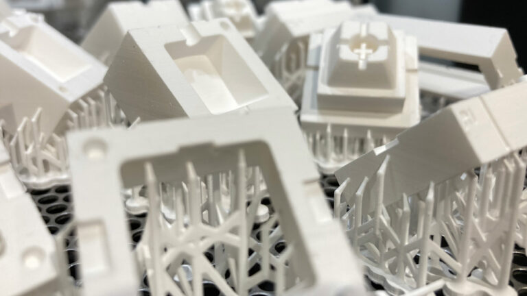 Moldes para teclas personalizadas impresos en 3D SLA con Formlabs Form 4 y resina técnica Rigid 10K, service bureau en Madrid