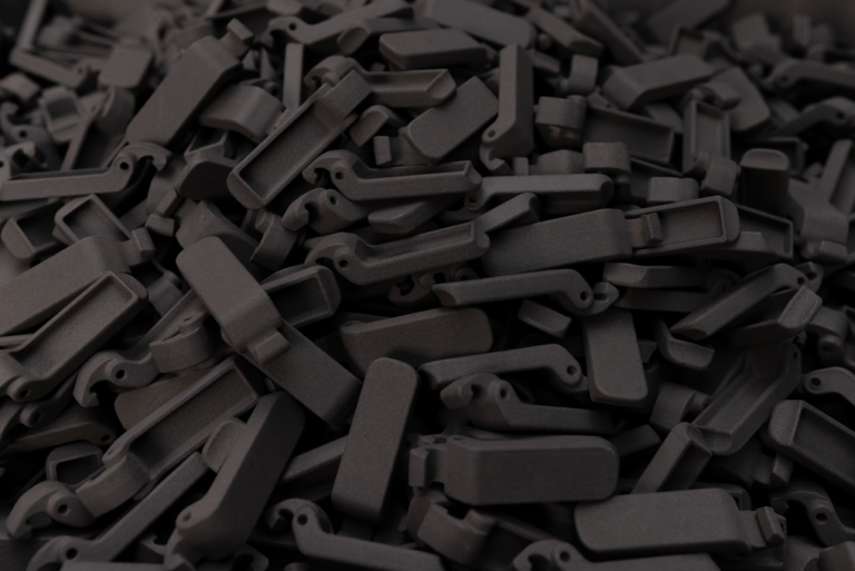 Producción en serie de piezas industriales en nylon PA12 mediante impresión 3D SLS en Madrid, acabado negro – Los Hacedores